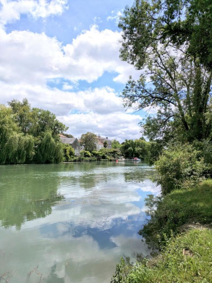 Quai Des Fleurs Panzió Saint-Savinien Kültér fotó