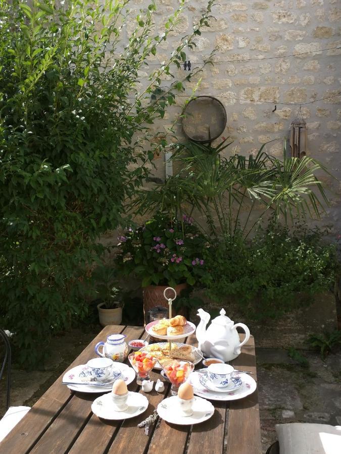 Quai Des Fleurs Panzió Saint-Savinien Kültér fotó