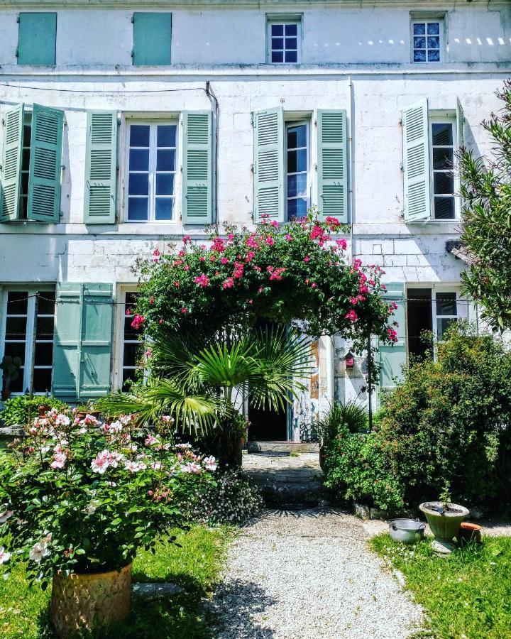Quai Des Fleurs Panzió Saint-Savinien Kültér fotó